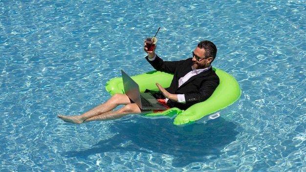 Foto zomervakanties en vrijheid reizen concept portret van grappige zakenman op het strand zakenman