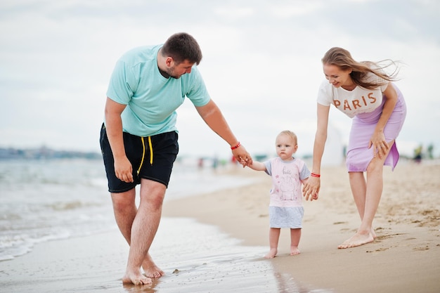 Zomervakanties Ouders en mensen buitenactiviteit met kinderen Gelukkige familievakanties Vader zwangere moeder baby dochter op zee zandstrand