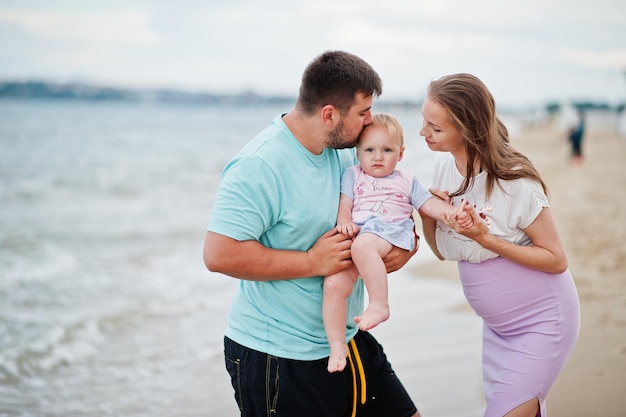 Zomervakanties Ouders en mensen buitenactiviteit met kinderen Gelukkige familievakanties Vader zwangere moeder baby dochter op zee zandstrand