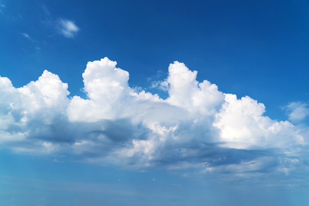 Zomerwolken in de lucht natuurlijke natuurlijke achtergrond