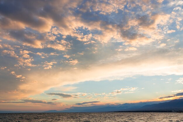 Zomerzeegezicht, wolken en water