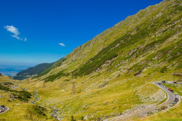 Zomerzondag verkeersopstopping op de bergweg Transfagarasan