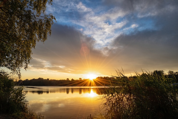 Foto zomerzonsondergang op het meer in het park