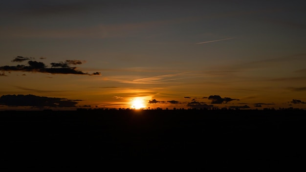 Zomerzonsondergang over een landelijk veld