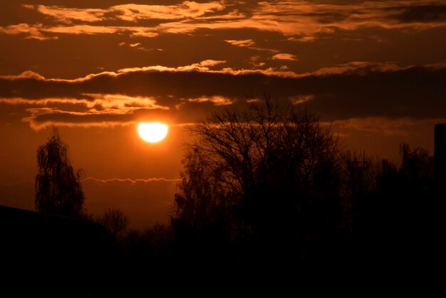 Zon aan de rode lucht bij zonsopgang