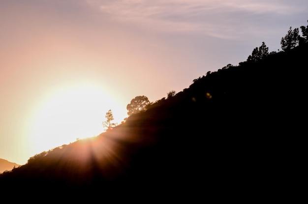 Zon boven een bergsilhouet in Gran Canaria, Spanje