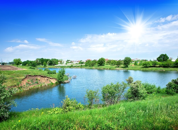 Zon en blauwe lucht boven de kalme rivier