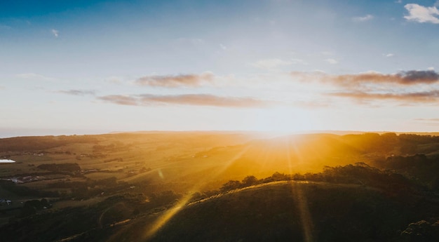 Zon komt op boven de berg