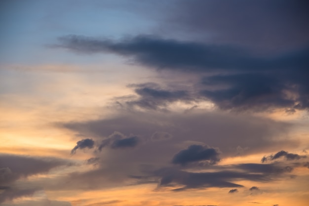 Zon, lucht en wolken In de avond