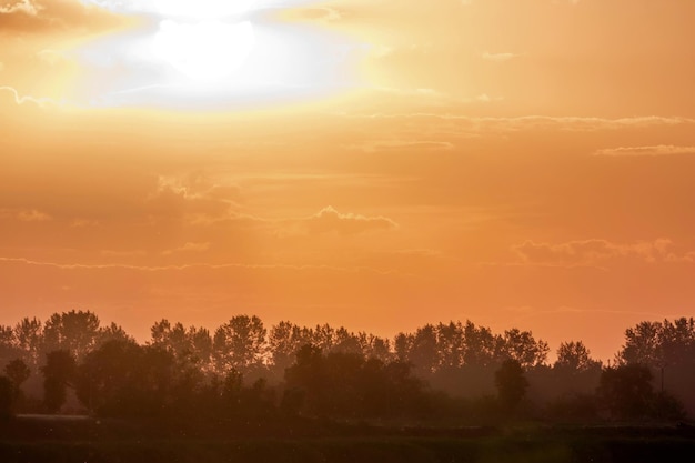 Zon Lucht Wolken bij prachtige zonsondergang