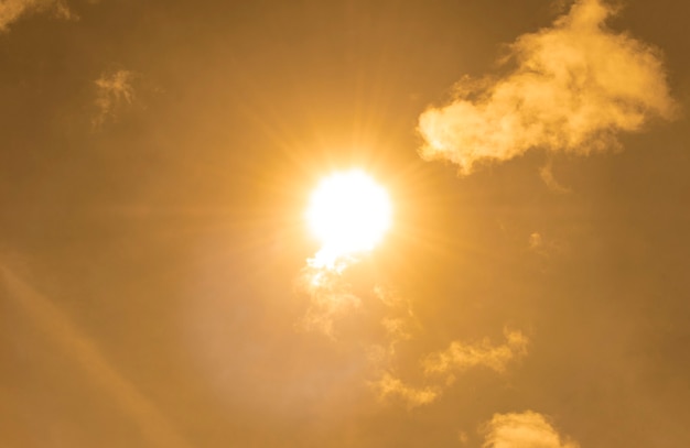 Foto zon op gele lucht