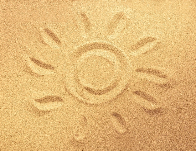 Zon op zand op strandvakantie achtergrond teken concept