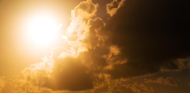 Zon over wolken bij zonsondergang