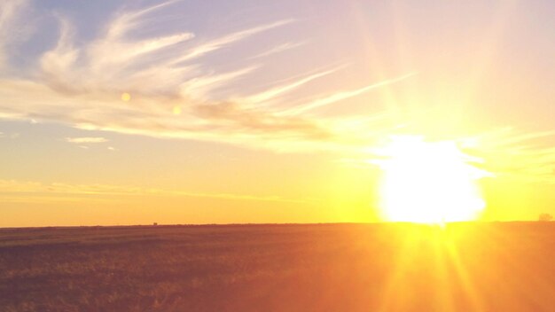 Foto zon schijnt door het landschap.