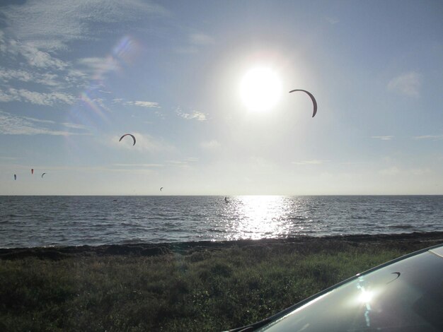 Foto zon schijnt door wolken over de zee.