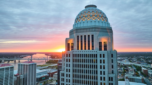 Zon steekt achter het hoofdcentrum van Louisville Kentucky gebouw lucht zonsopgang dageraad gloeiende structuur