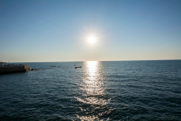 Zon weerkaatst op de zee