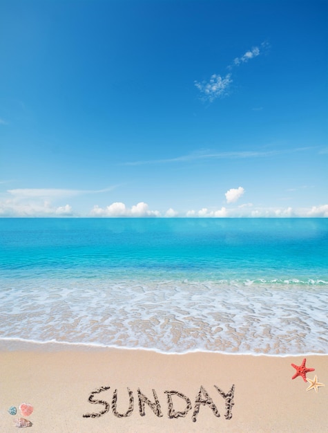 Zondag geschreven op een tropisch strand onder wolken