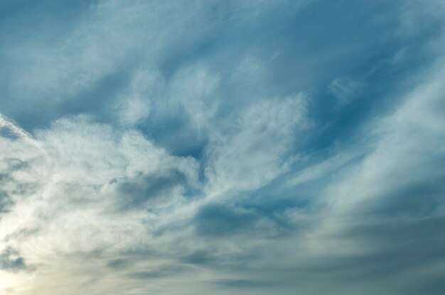 Foto zonder hemel met blauwe tinten en dunne wolken