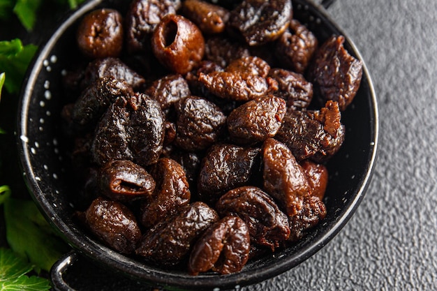 zongedroogde olijven gerookte ontpitte olijf fruit gezonde maaltijd eten snack op tafel kopieer ruimte eten