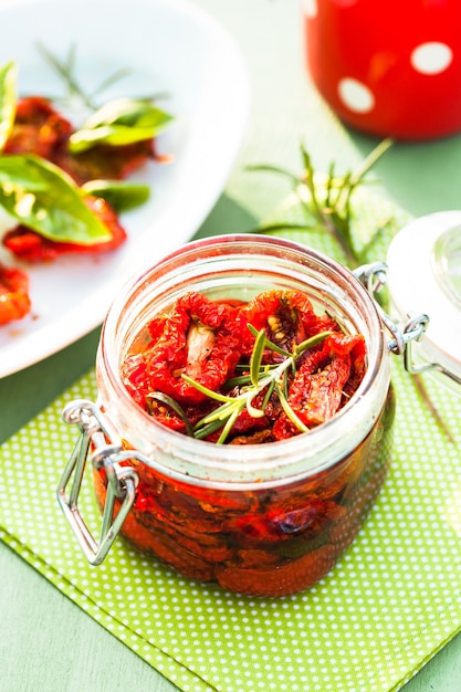 Zongedroogde tomaten in een glazen pot