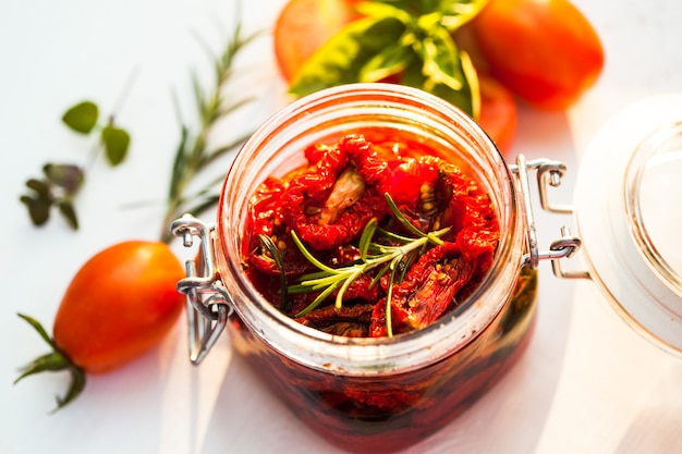 Zongedroogde tomaten in een glazen pot