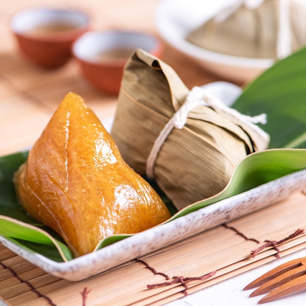 Zongzi Alkaline rijst knoedel Traditioneel zoet Chinees kristal voedsel op een bord om te eten voor Dragon Boat Duanwu Festival viering concept close-up