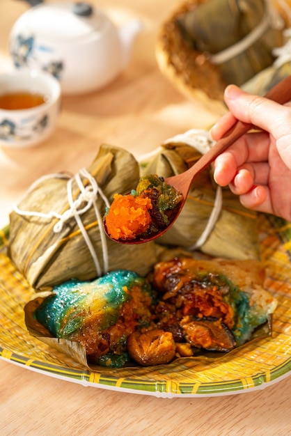 Zongzi 또는 Bakcang은 찹쌀로 채워진 중국 전통 쌀 요리입니다.