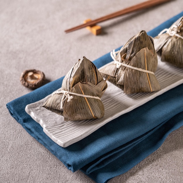 Zongzi Крупный план дизайна рисовых пельменей для традиционной китайской еды на фестивале лодок-драконов Дуаньву