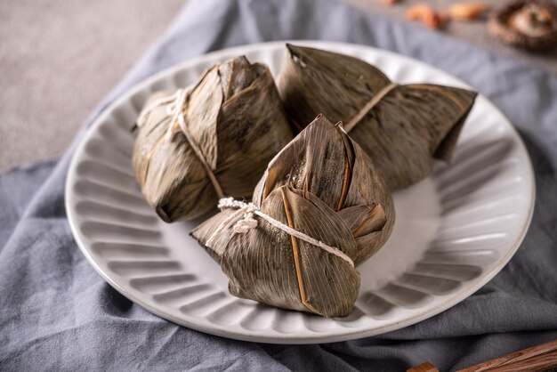 Zongzi Крупный план дизайна рисовых пельменей для традиционной китайской еды на фестивале лодок-драконов Дуаньву