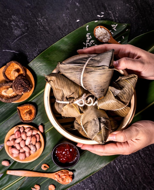 Zongzi 맛있는 신선한 뜨거운 찐 쌀 만두 찜기에 복사 공간을 닫습니다 용 보트 duanwu 축제에서 유명한 아시아 맛있는 음식