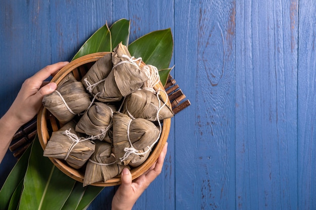 Zongzi Dragon Boat Festival 컨셉 Duanwu Festival 탑 뷰 플랫 레이 디자인 컨셉을 위한 푸른 나무 배경에 쌀 만두 전통 중국 음식