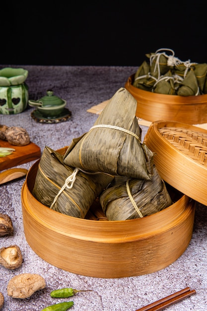 Zongzi of bakcang chinese hartige kleverige rijst dumplings