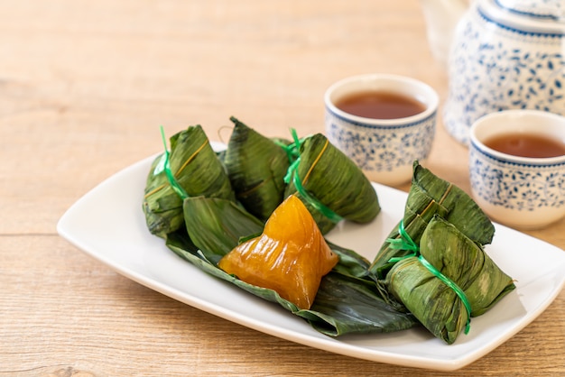 Zongzi of traditionele chinese sticky rice dumplings