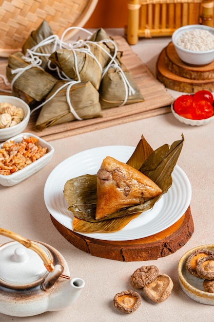 Рисовые клецки Zongzi для традиционного китайского фестиваля лодок-драконов Фестиваль Duanwu