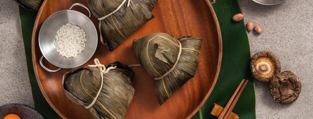 Duanwuドラゴンボートフェスティバルの食べ物のためのZongziライス餃子