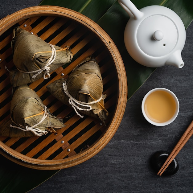 Вид сверху рисовых клецок Zongzi для традиционного китайского фестиваля лодок-драконов