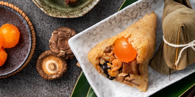 Zongzi rijstbol voor Dragon Boat Festival op donkergrijze tafelachtergrond met ingrediënt