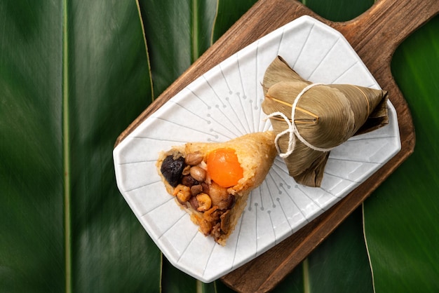 Zongzi Rijstbol voor Dragon Boat Festival op groene bladachtergrond met ingrediënt