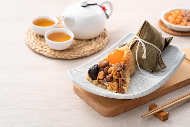 Zongzi rijstbol voor Dragon Boat Festival op houten tafel achtergrond met ingrediënt