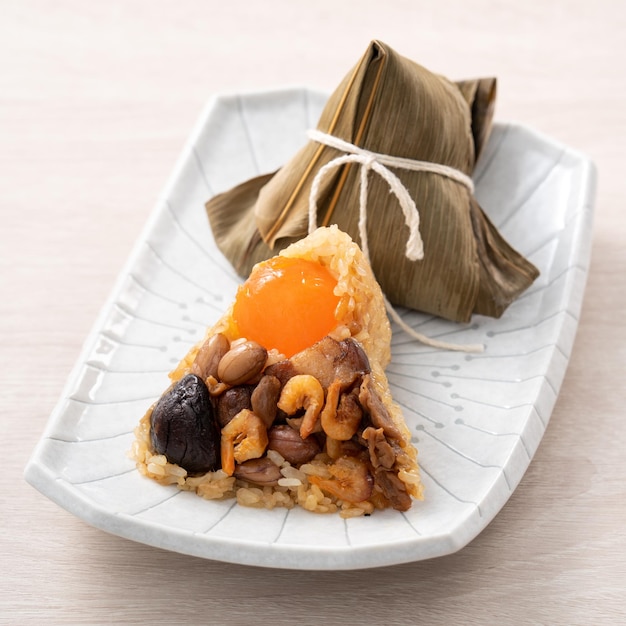 Zongzi rijstbol voor Dragon Boat Festival op houten tafel achtergrond met ingrediënt