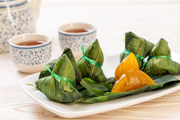 Photo zongzi or traditional chinese sticky rice dumplings