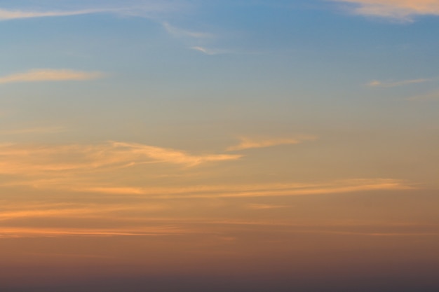 Foto zonlicht door de witte wolken