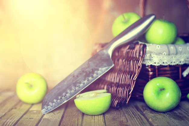 Zonlicht groene appel in een mand houten achtergrond