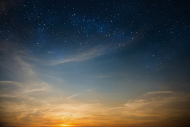 Zonlicht hemel gevuld met sterren achtergrond