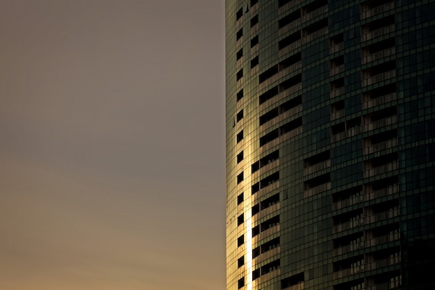 Zonlicht 's avonds op glazen gebouw