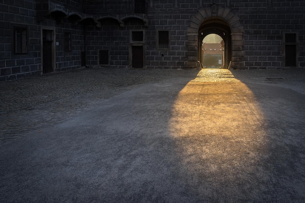 Zonlicht van de poort van het kasteel van Cesky Krumlov
