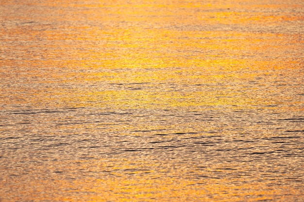 Zonlicht zee strandzand mooi in de schemering