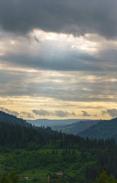 Zonlichtstralen door de wolken op de Karpatenketen in Oekraïne