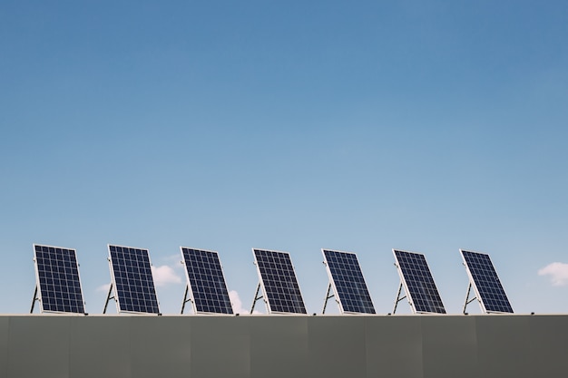 Zonne-elektriciteit panelen op het dak van het huis. Duurzame ecologie, hernieuwbare alternatieve energie